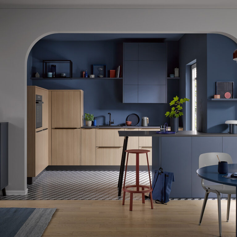 Häcker keittiö concept130 SCALA baltic-sininen LINEA luonnollinen tammi